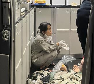 Overseas medical service team saved emergency patients on return flight