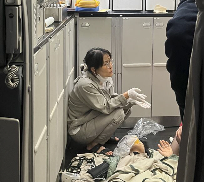 Overseas medical service team saved emergency patients on return flight