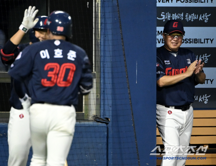  Director Kim Tae-hyung smiles at Lee Ho-joon's home run