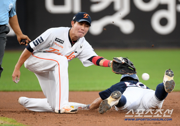  Doosan's Park Joon-soon stole against Hanwha Ryu Hyun-jin