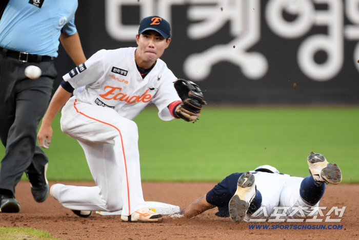  Doosan's Park Joon-soon stole against Hanwha Ryu Hyun-jin