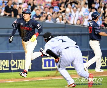  Go Seungmin digs home into Moon Bo-kyung's bad pitches