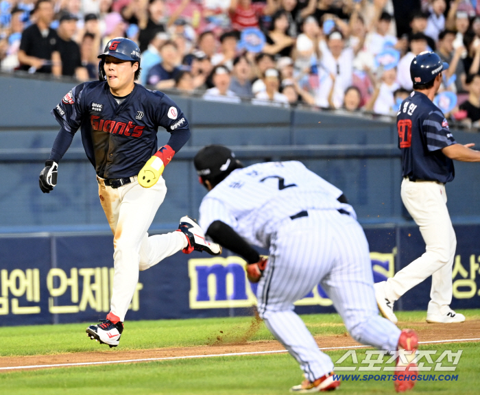  Go Seungmin digs home into Moon Bo-kyung's bad pitches