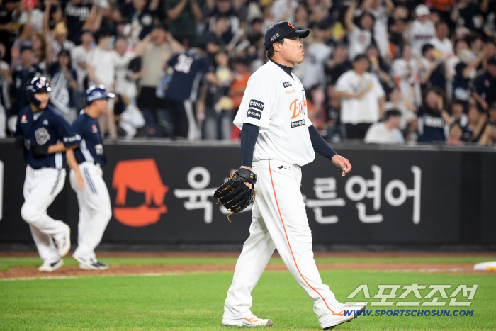  Hanwha starter Ryu Hyun-jin allowed a come-from-behind bases loaded