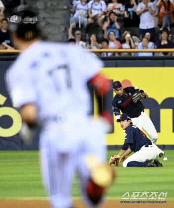  Hwang Sungbin is disappointed that he didn't catch the ball