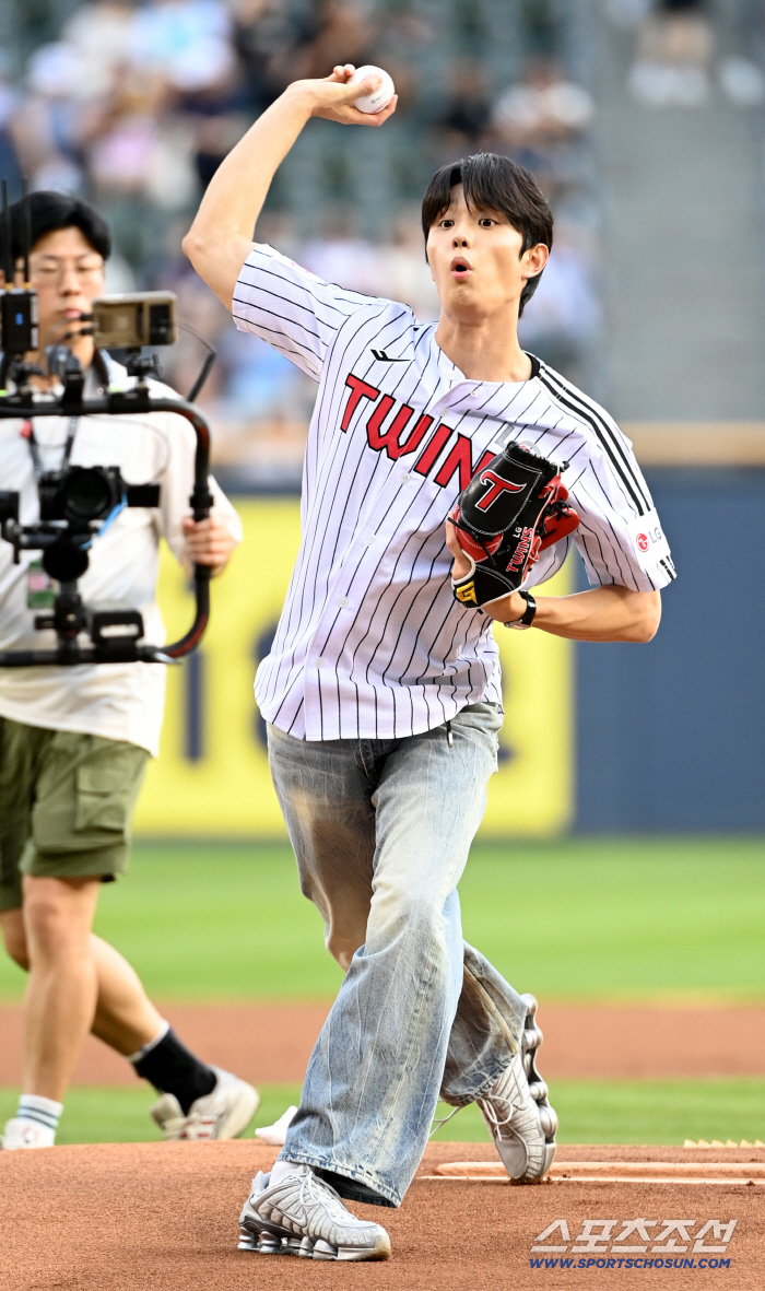  Kim Jaewon's pitching form is as good as a player
