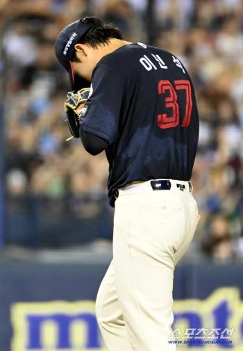  Lee Min-seok, sweat-soaked uniform with 5 scoreless innings