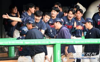  Lotte cheers for Hwang Sung-bin's first score