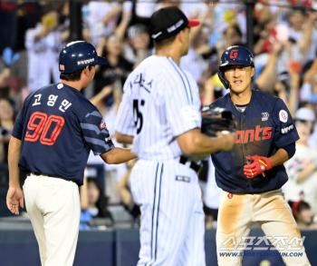  Roh Jin-hyuk hits the left wall with a triple