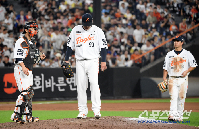  Ryu Hyun-jin is allowed to turn around and load the bases