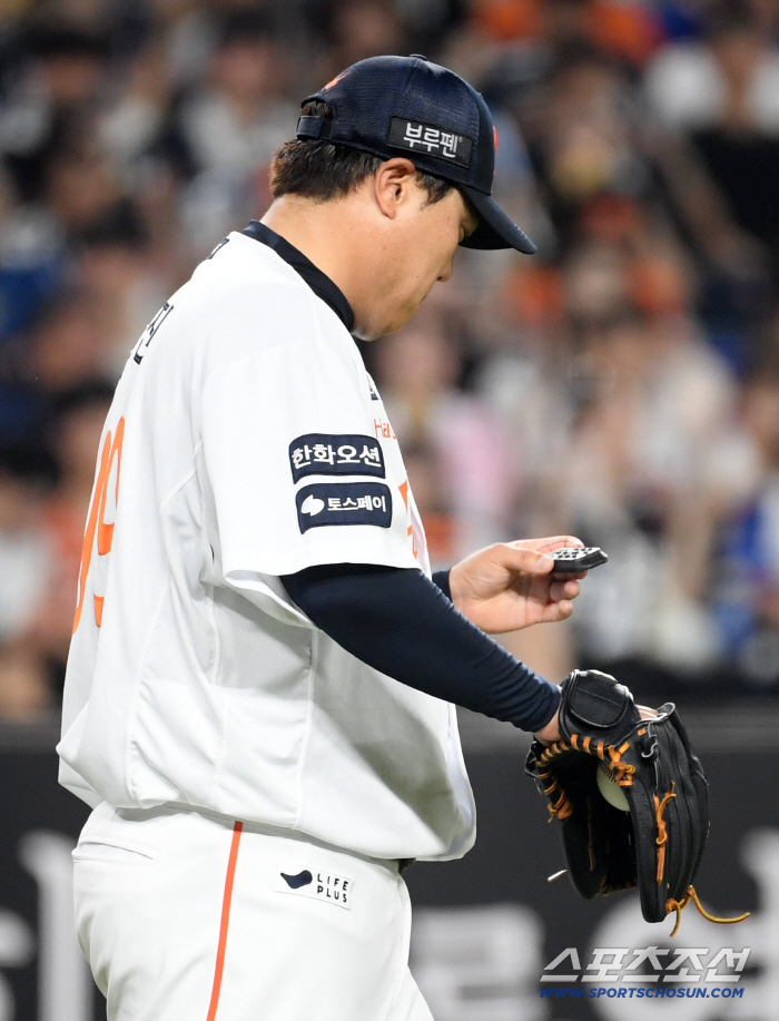  Ryu Hyun-jin sweats because of PitchCom