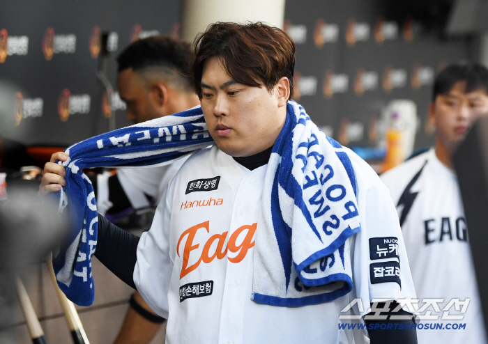  Ryu Hyunjin calmly