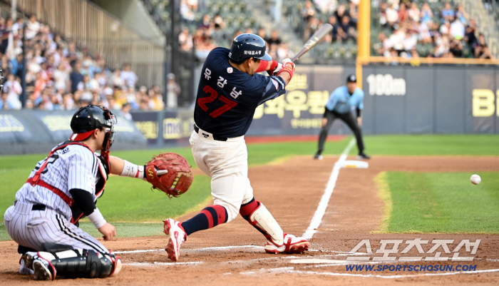  Yoo Kang-nam makes a timely RBI to add points