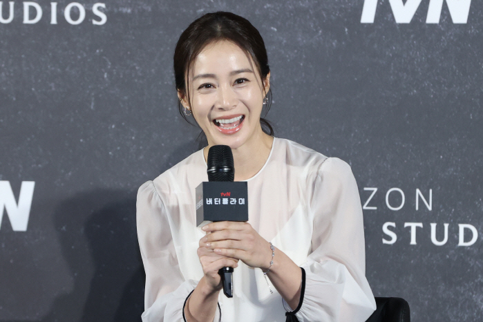  You have to be as pretty as possible. It's different from the drama...Kim Tae-hee's new face to take out Butterfly (comprehensive)