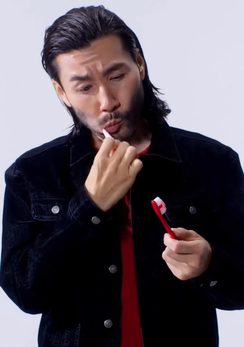  Wet hair  red sleeveless Noh Hong-cheol, narcissistic toothpaste pictorial → Brushing teeth video released