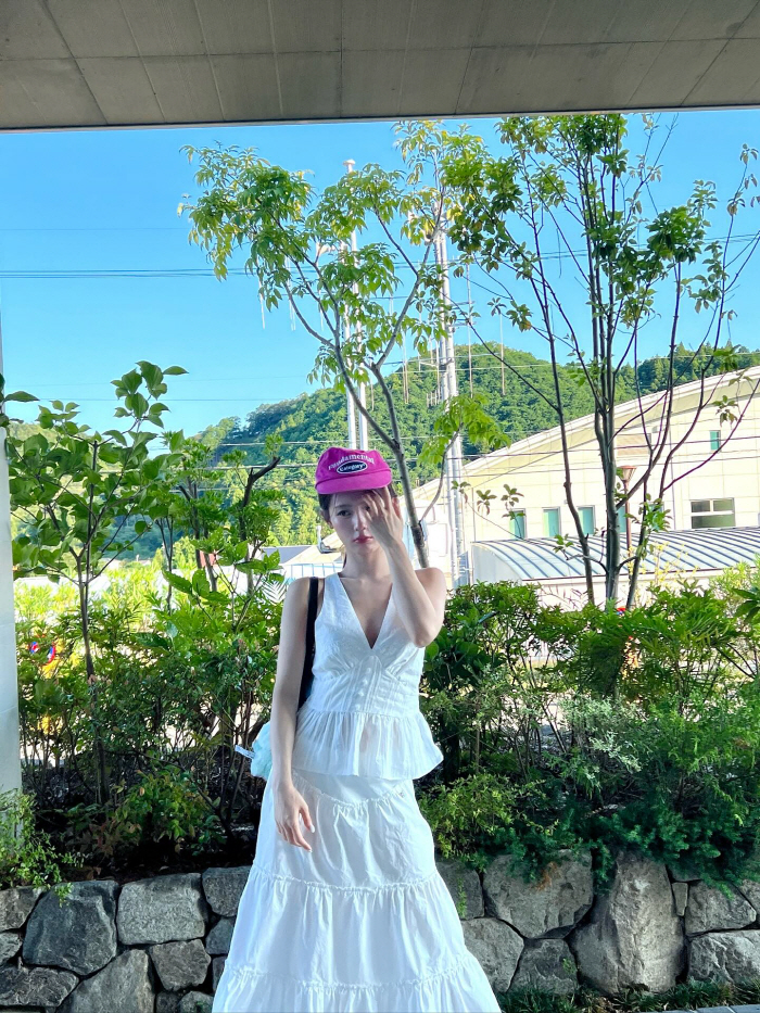 Was the hat pretty even when you wore it like this?(G)I-DLE's Miyeon, beautiful 女 that stands out