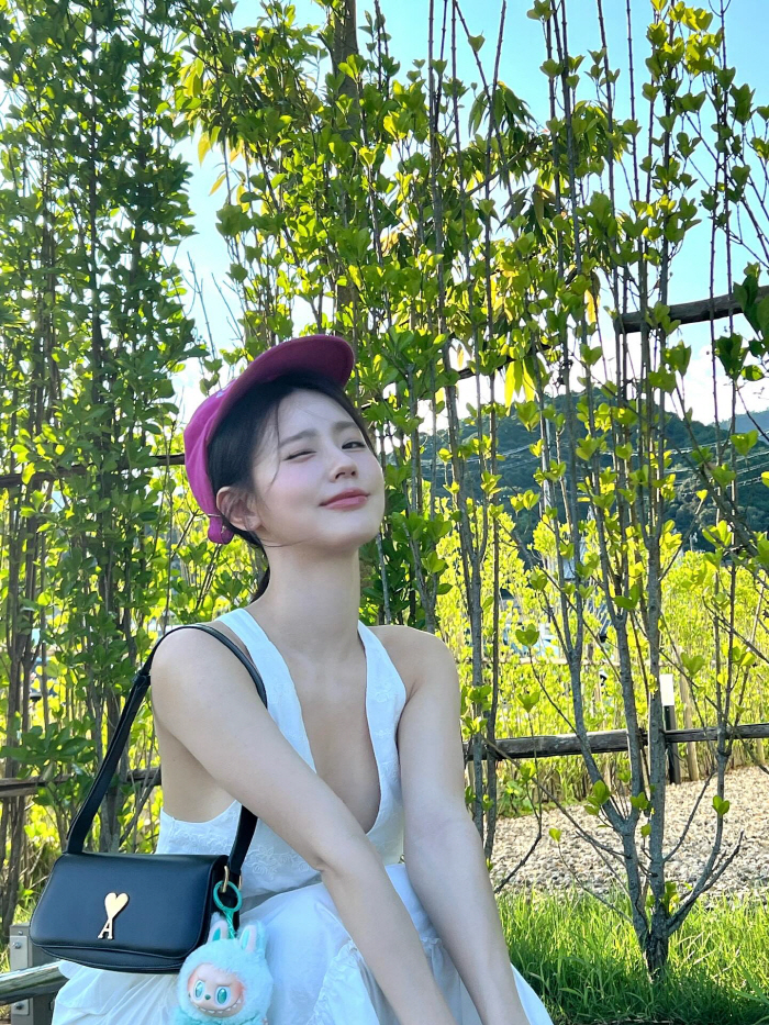 Was the hat pretty even when you wore it like this?(G)I-DLE's Miyeon, beautiful 女 that stands out