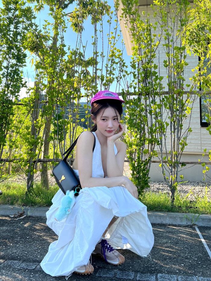 Was the hat pretty even when you wore it like this?(G)I-DLE's Miyeon, beautiful 女 that stands out