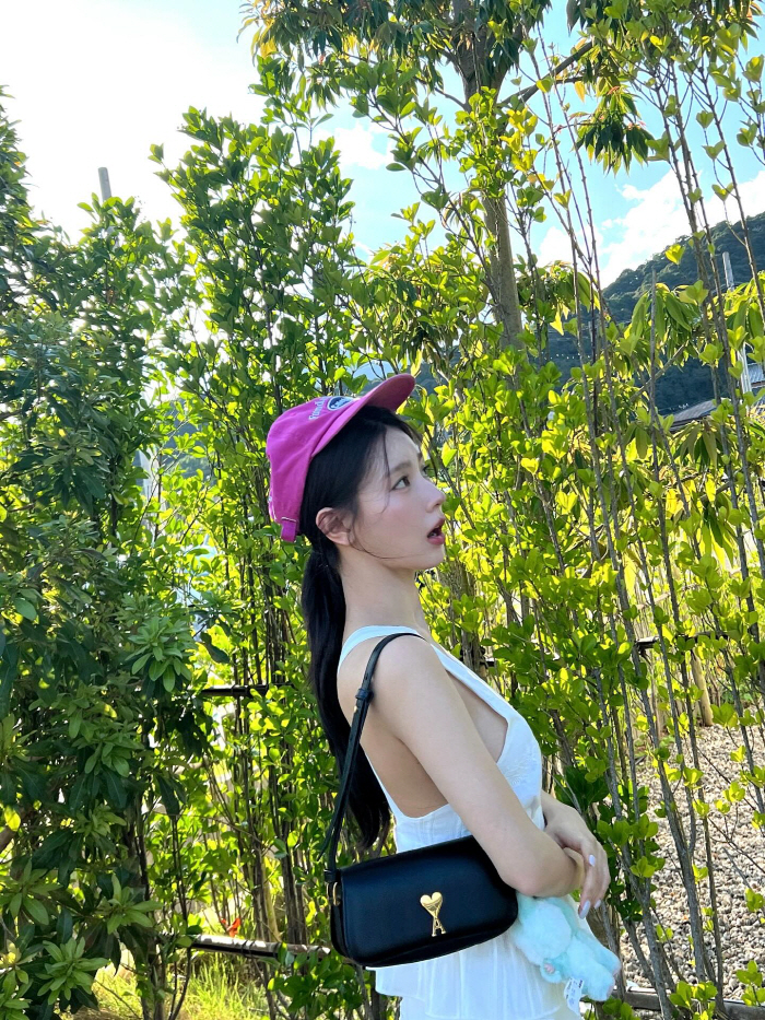 Was the hat pretty even when you wore it like this?(G)I-DLE's Miyeon, beautiful 女 that stands out