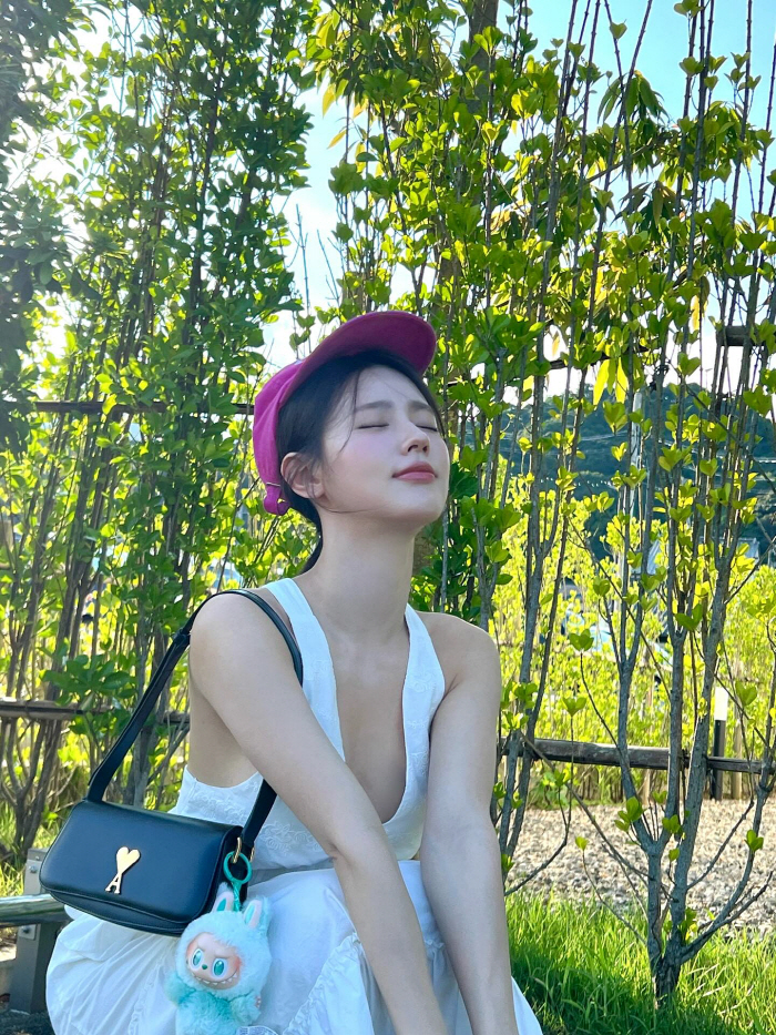 Was the hat pretty even when you wore it like this?(G)I-DLE's Miyeon, beautiful 女 that stands out