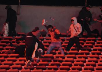 The worst stadium disturbance ever broke out Throwing concrete chunks, threatening fans with clubs escaping to the exit
