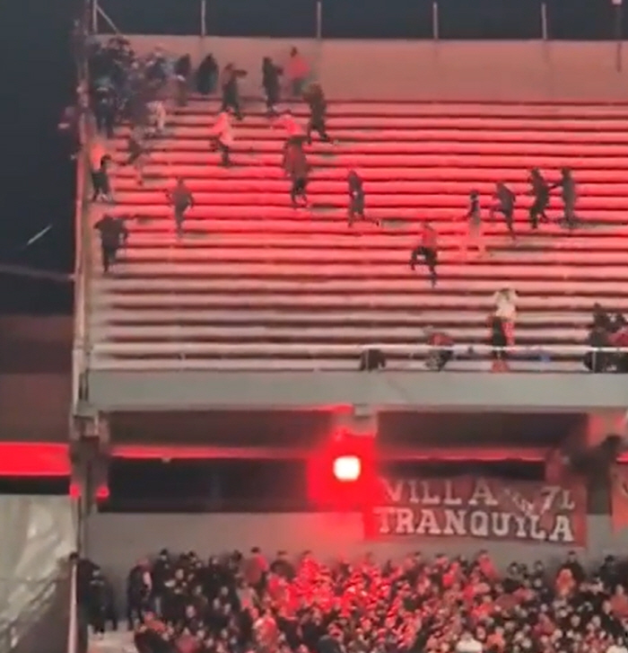 The worst stadium disturbance ever broke out Throwing concrete chunks, threatening fans with clubs escaping to the exit