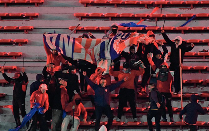 The worst stadium disturbance ever broke out Throwing concrete chunks, threatening fans with clubs escaping to the exit