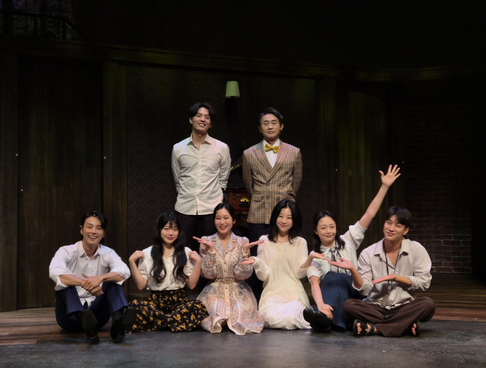 Yun Si-yoon and Jeon So-min's first play, praise...All seats sold out success fee