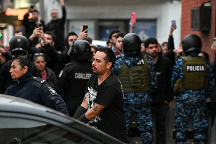 As many as 125 people arrested? Large-scale mass violence in South American football...Chile Argentina fan clash in Sudamerica or Round of 16, match canceled