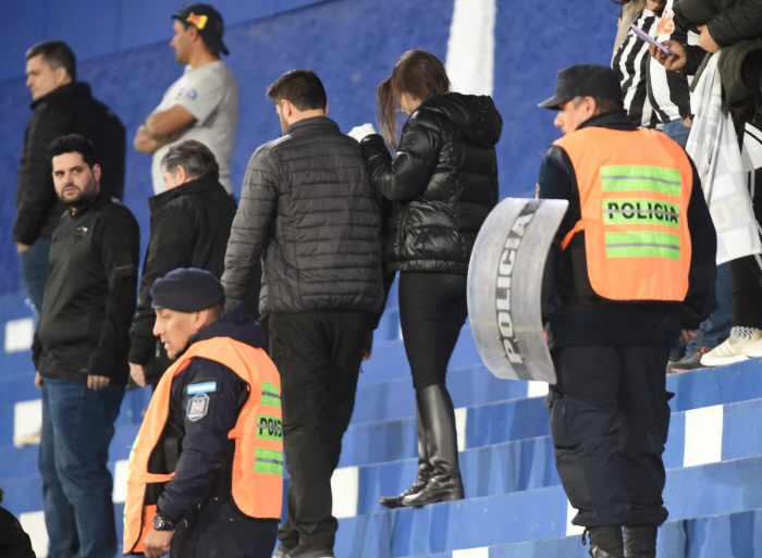 As many as 125 people arrested? Large-scale mass violence in South American football...Chile Argentina fan clash in Sudamerica or Round of 16, match canceled