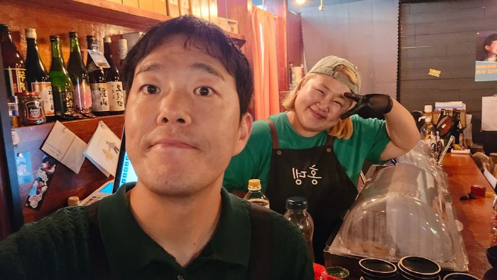 Hong Yoon-hwa ♥ Kim Min-ki eventually found a part-time job at a big fish cake barAll seats are full from the opening