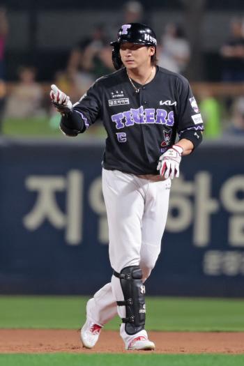 Isn't it an empty ball? KIA Na Sung-bum, why did you have to misunderstand? → Kkot Bum-ho's explanation Right-handed pitcher rarely throws to left-handed hitters