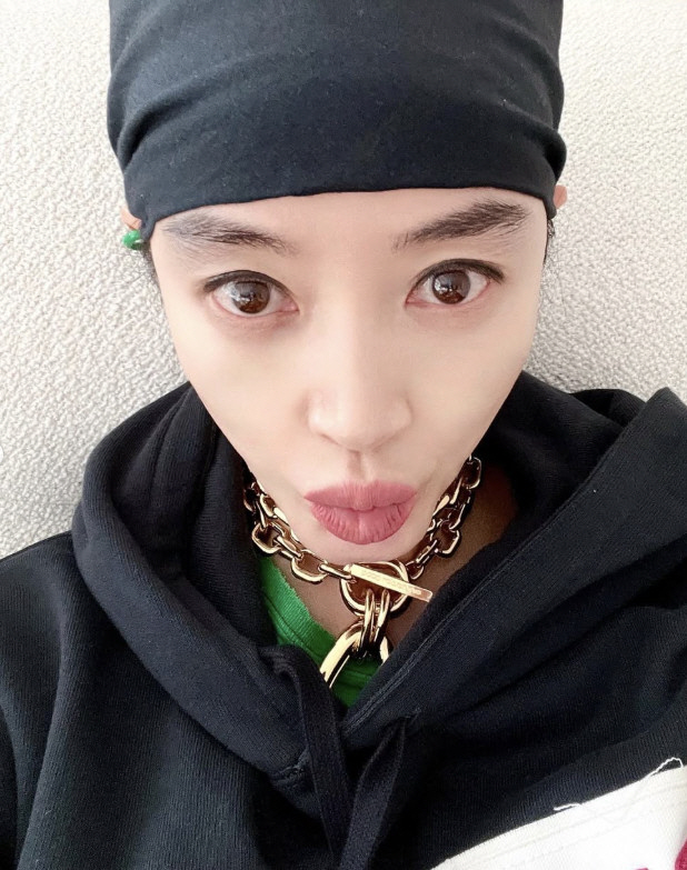 Kim Hye-soo's face is seriously injured during filming...Wearing a scarf to cover the wound