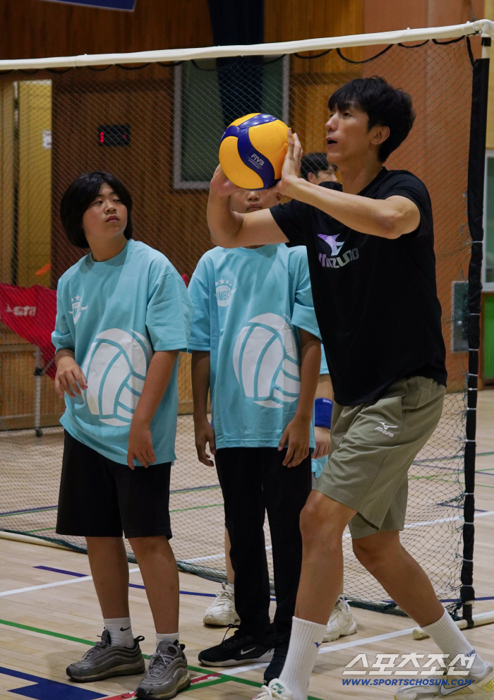 Korean Air Jumbos Volleyball Team hosts Dream Tree Volleyball Class