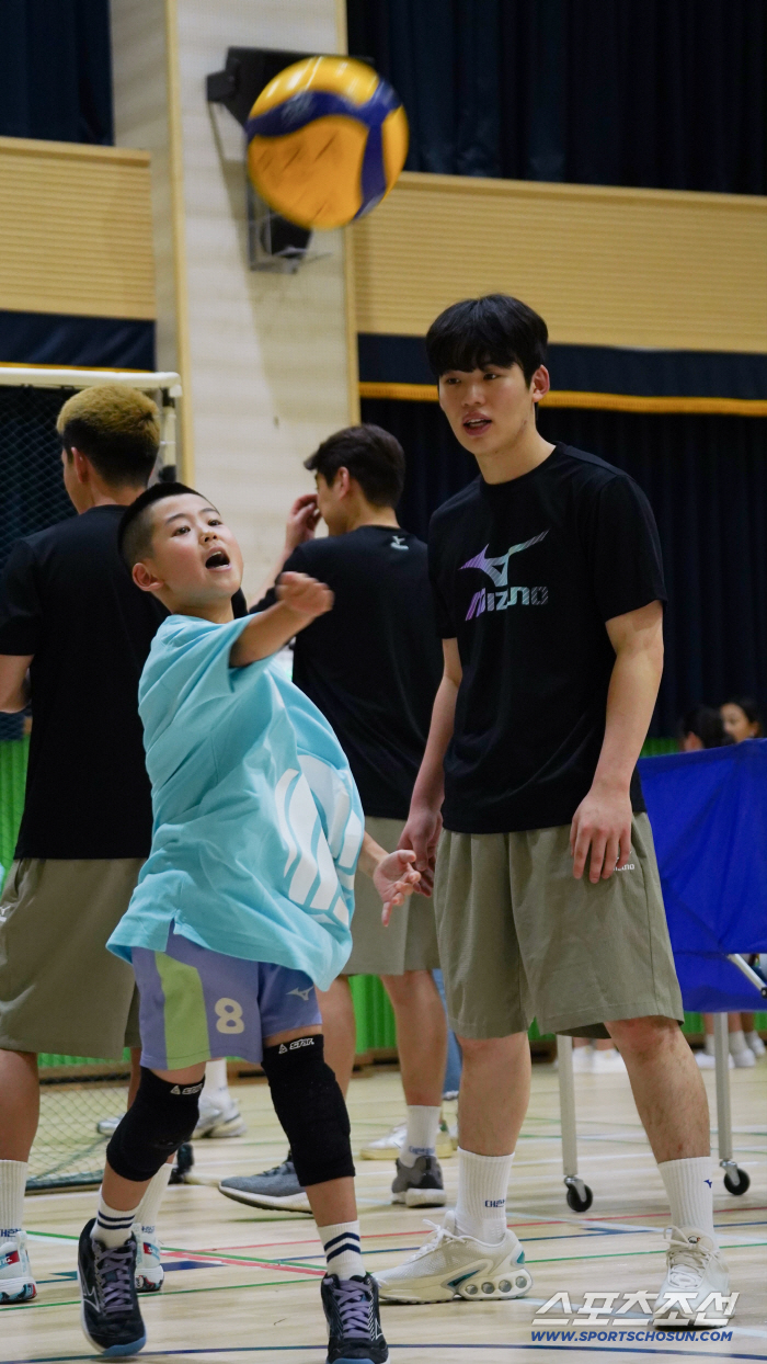 Korean Air Jumbos Volleyball Team hosts Dream Tree Volleyball Class
