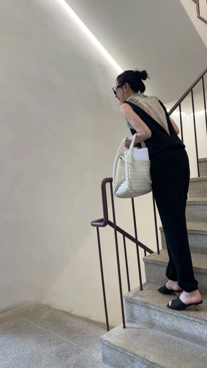 Lee Young-ae, from daily life in the garden to fashion on the way to work...SotalvsLuxury Unexpected Attractiveness