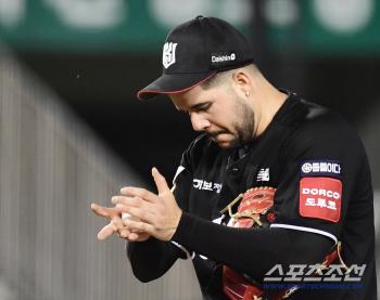 Manager Lee Kang-chul, who came from behind to win 138 games against Doosan for seven consecutive wins, praised the starting pitcher for allowing eight runs. He played his part even if the defense was shaken