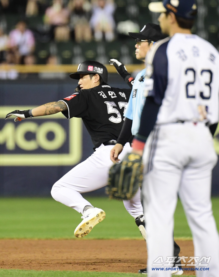 Manager Lee Kang-chul, who came from behind to win 138 games against Doosan for seven consecutive wins, praised the starting pitcher for allowing eight runs. He played his part even if the defense was shaken
