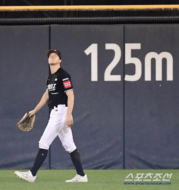 Manager Lee Kang-chul, who came from behind to win 138 games against Doosan for seven consecutive wins, praised the starting pitcher for allowing eight runs. He played his part even if the defense was shaken