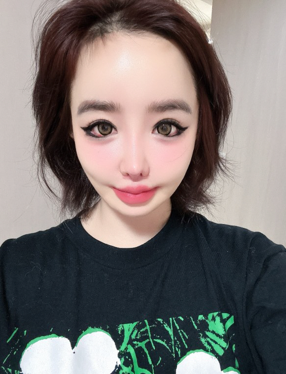 Park Bom, I love how you've been doing since you stopped promoting 2NE1, everyone