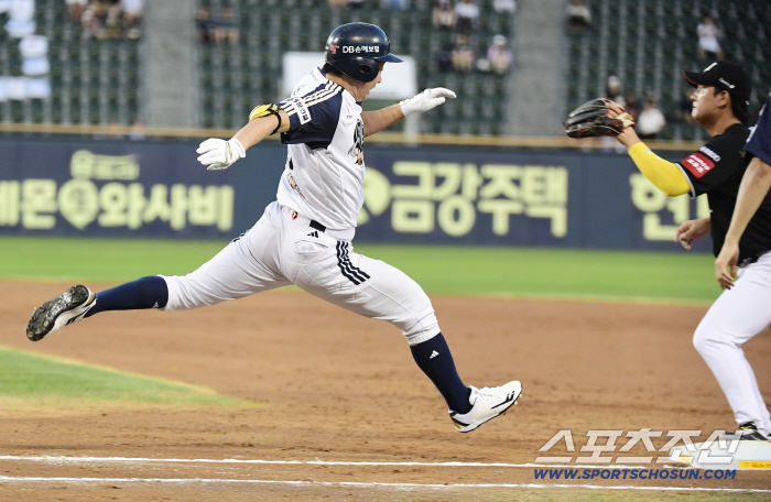  After Jeong Su-bin bunt, he's safe at first base