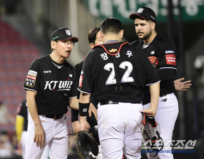 Coach Lee Kang-chul, who is on the mound and cheering for the players