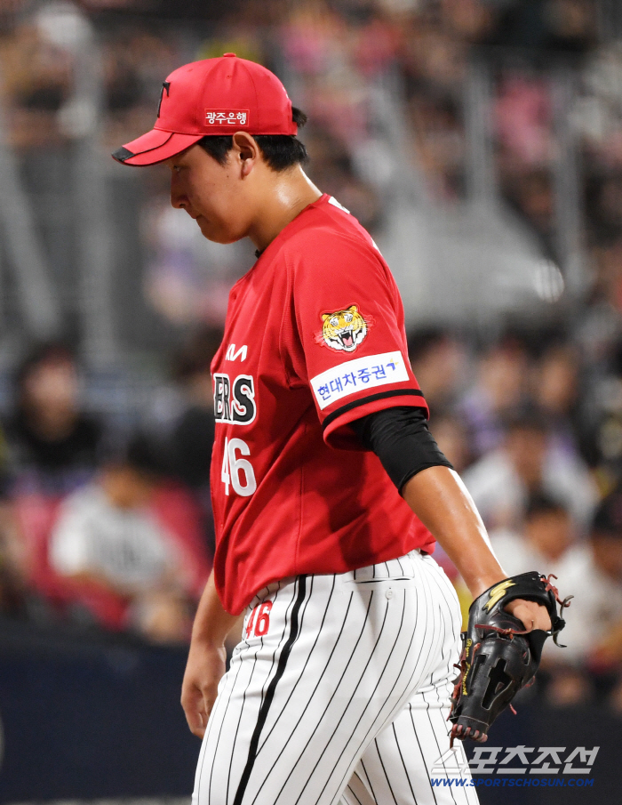  Headshot exit. Kim Jung Yeop's hardened face