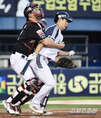  Jang Sung-woo, who couldn't catch the ball while colliding with Park Gye-beom