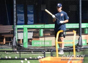  Park Jun-soon's bunt training with a short bat