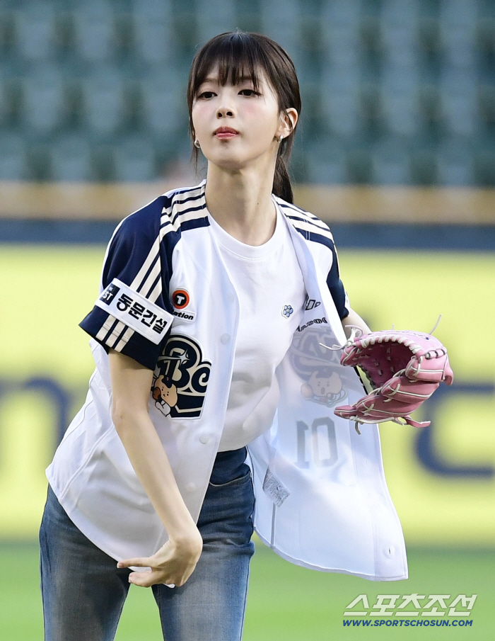  Roh Jung's powerful first pitch in a baseball uniform
