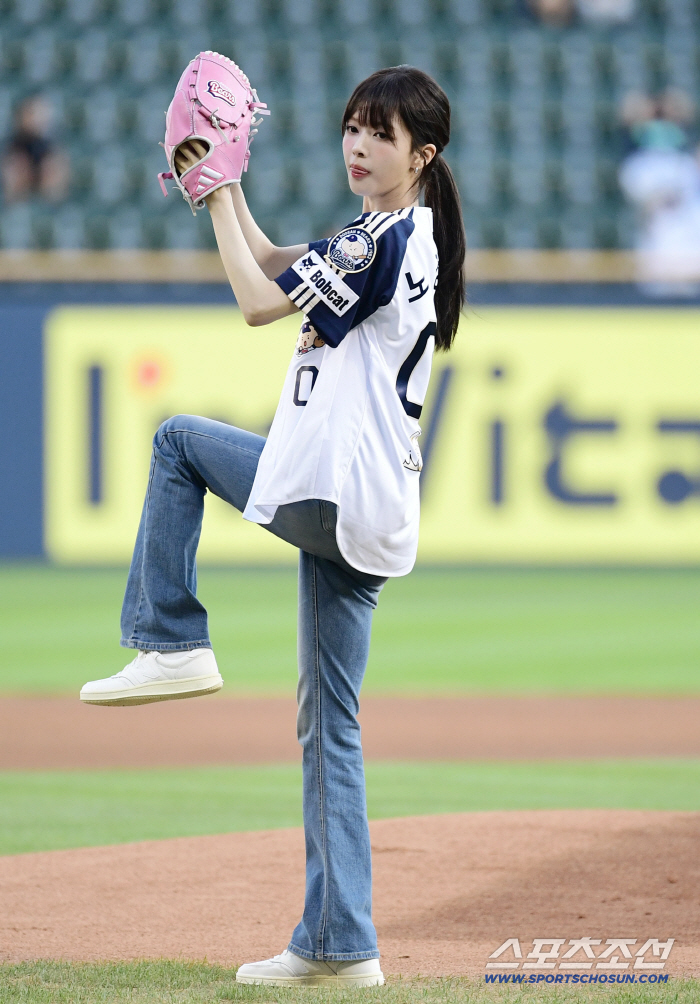  Roh Jung's powerful first pitch with pink gloves