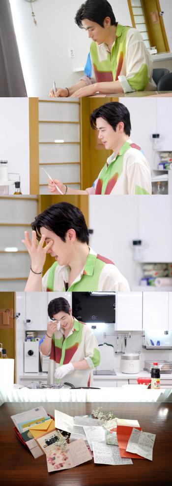 'Pyeon-Storang' Kim Kang-woo tears at his wife's handwritten letter on the 15th anniversary of his marriage...'I'm getting emotional because I'm having menopause'