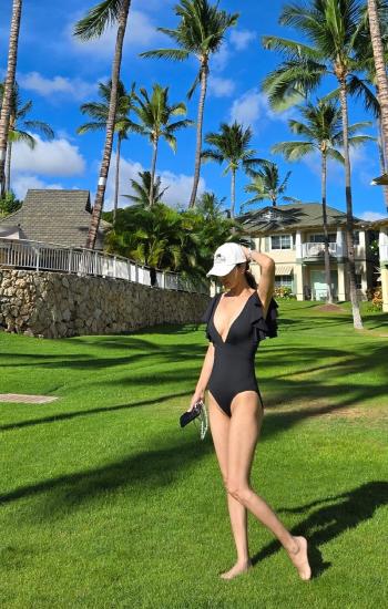 Seo Hyo-rim's eye-catching swimsuit..a slim figure shown off during a vacation