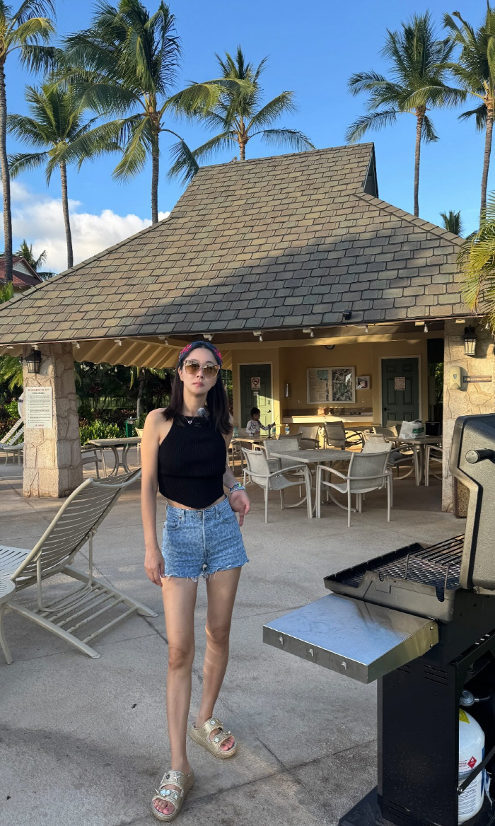 Seo Hyo-rim's eye-catching swimsuit..a slim figure shown off during a vacation